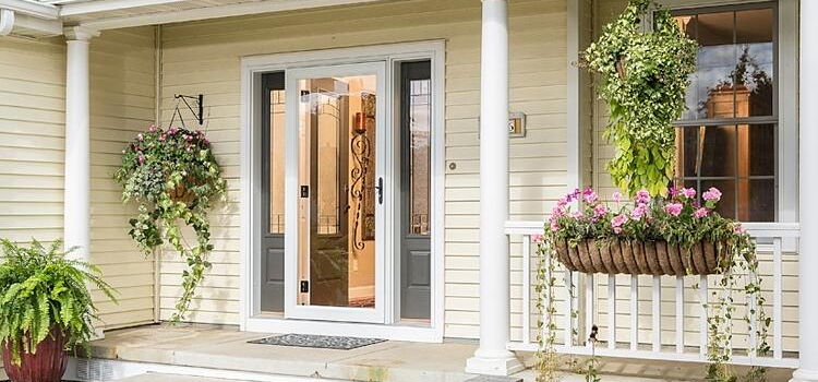 screen door installation in Holtville